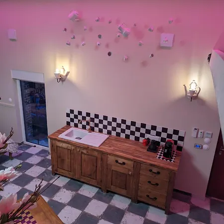 Familial De L'autre Cote Du Miroir 펜션 *