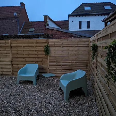 Familial De L'autre Cote Du Miroir Mazingarbe